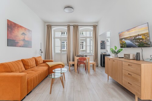 Parking Lot / Old Town / Balcony - Palais Orange