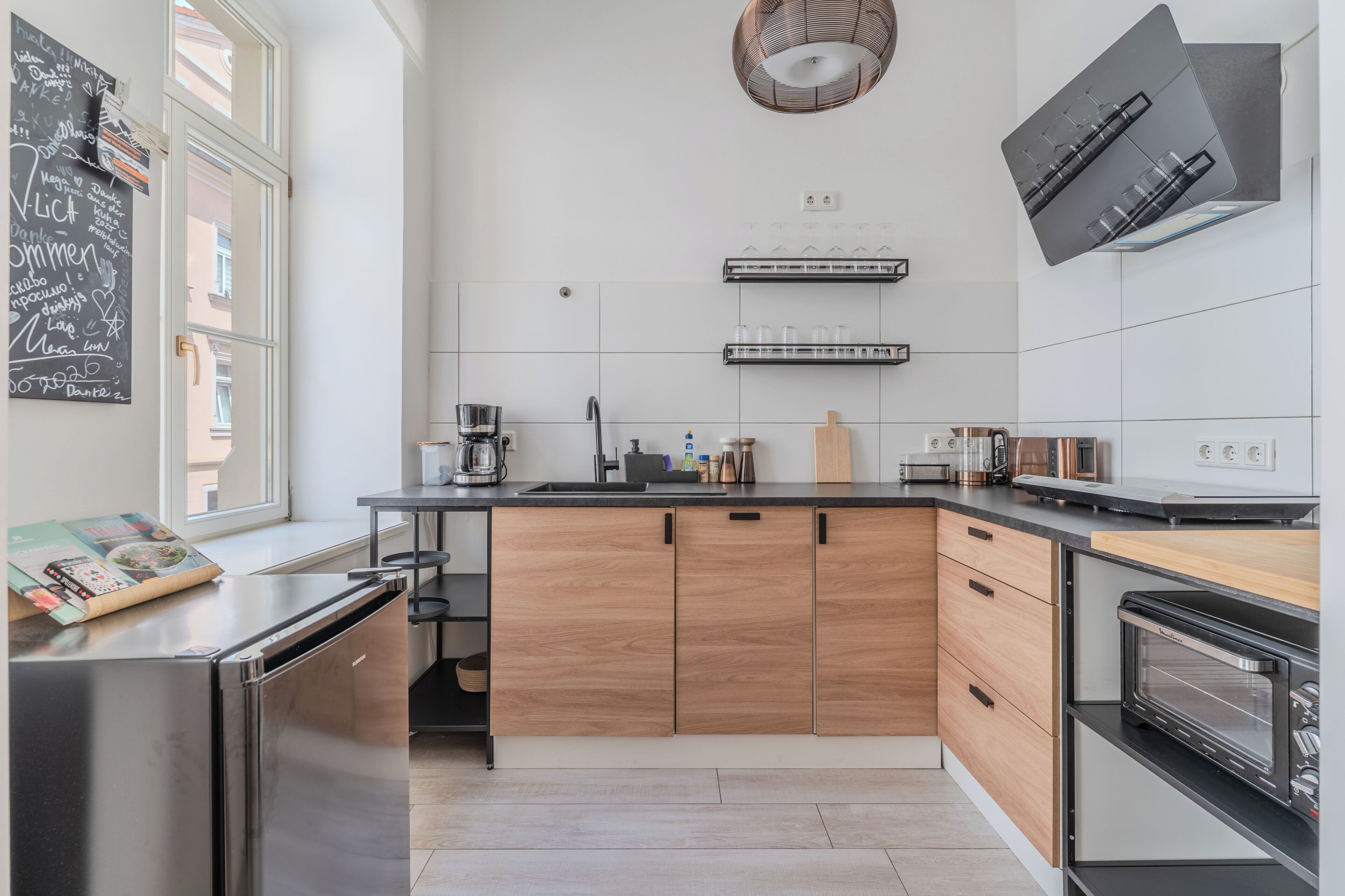 Wasserkocher mit Kaffee-/Teezubehör, Kühlschrank, Mikrowelle, Ofen