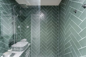 Shower, hair dryer, towels - GuestReady - City centre stay in Porto (Porto)