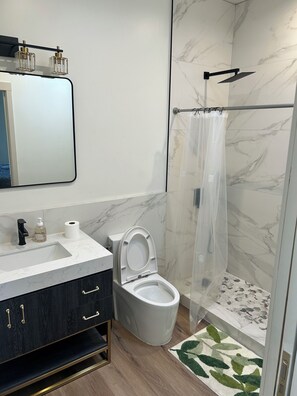 Douche, sèche-cheveux, serviettes fournies, savon