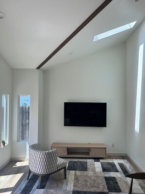 Living area - New Luxury ADU Close to Everything (Los Angeles)