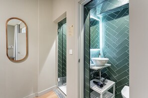 Shower, hair dryer, towels - GuestReady - City centre stay in Porto (Porto)