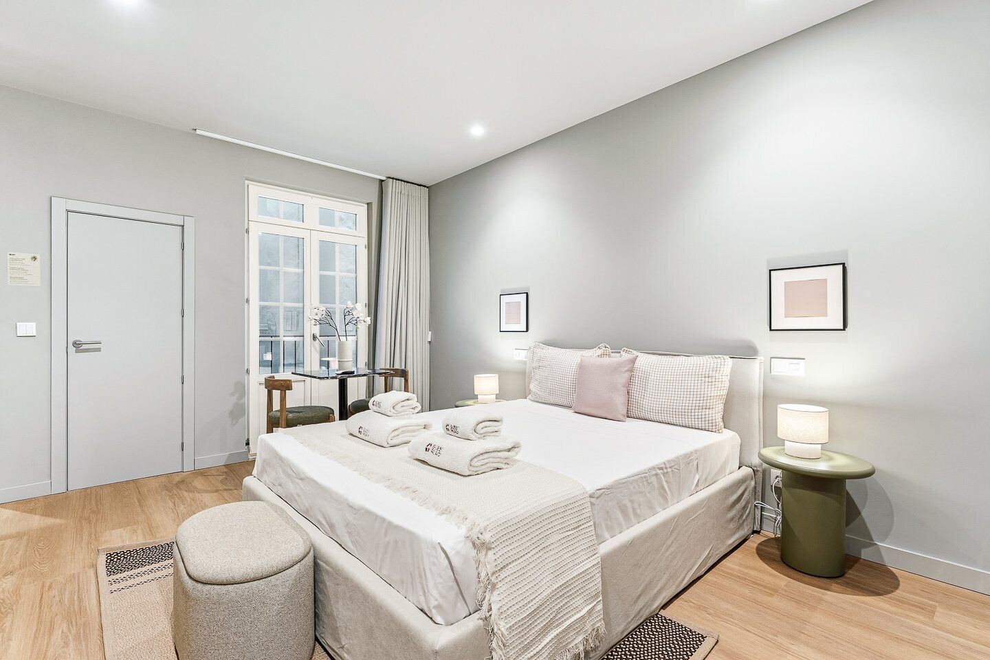 Iron/ironing board, Internet, bed sheets