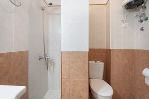 Douche, sèche-cheveux, serviettes fournies