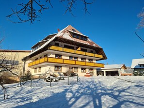Exterior - Schauinsland Apartment with Balcony and Wi-Fi (Horben)