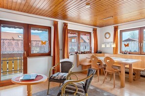 Dining - Schauinsland Apartment with Balcony and Wi-Fi (Horben)