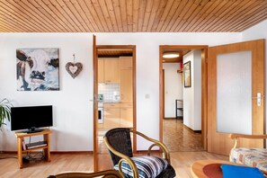 TV, ping pong - Schauinsland Apartment with Balcony and Wi-Fi (Horben)