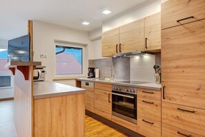 Kjøleskap, mikrobølgeovn, ovn og kokeplater