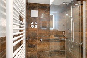Dusche, Haartrockner, Handtücher