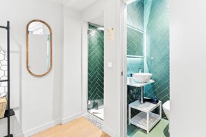Shower, hair dryer, towels - GuestReady - City centre stay in Porto (Porto)