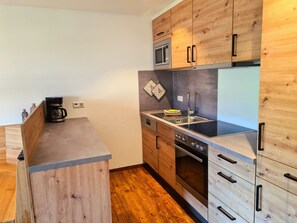 Frigorífic, microones, forn i placa de cuina 