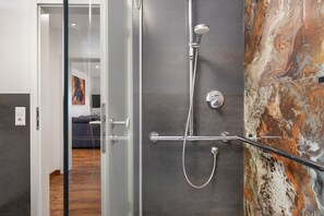 Een douche, een haardroger, handdoeken