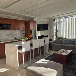 Living area - La suite del ensueño 1-bedroom 2 beds with a jacuzzi in charming Cuenca for you. (Cuenca)