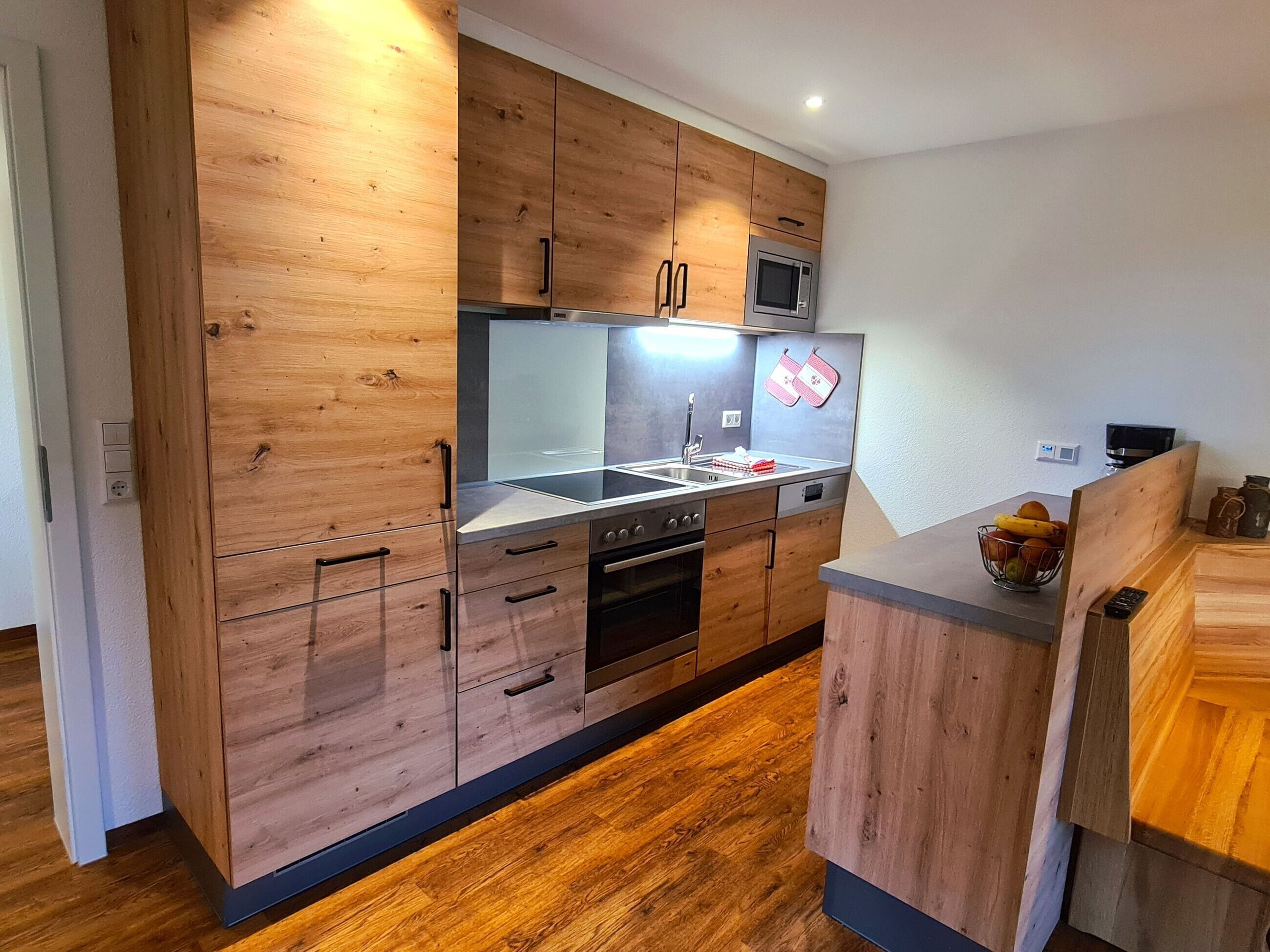 Frigorífico, microondas, horno y placa de cocina