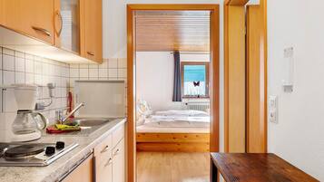 Fridge, stovetop, coffee/tea maker, electric kettle