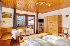 WiFi, bed sheets - Double Room Apartment with Balcony and Wi-Fi (Horben)