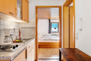 冷蔵庫、コンロ、コーヒー / ティーメーカー、電気ポット