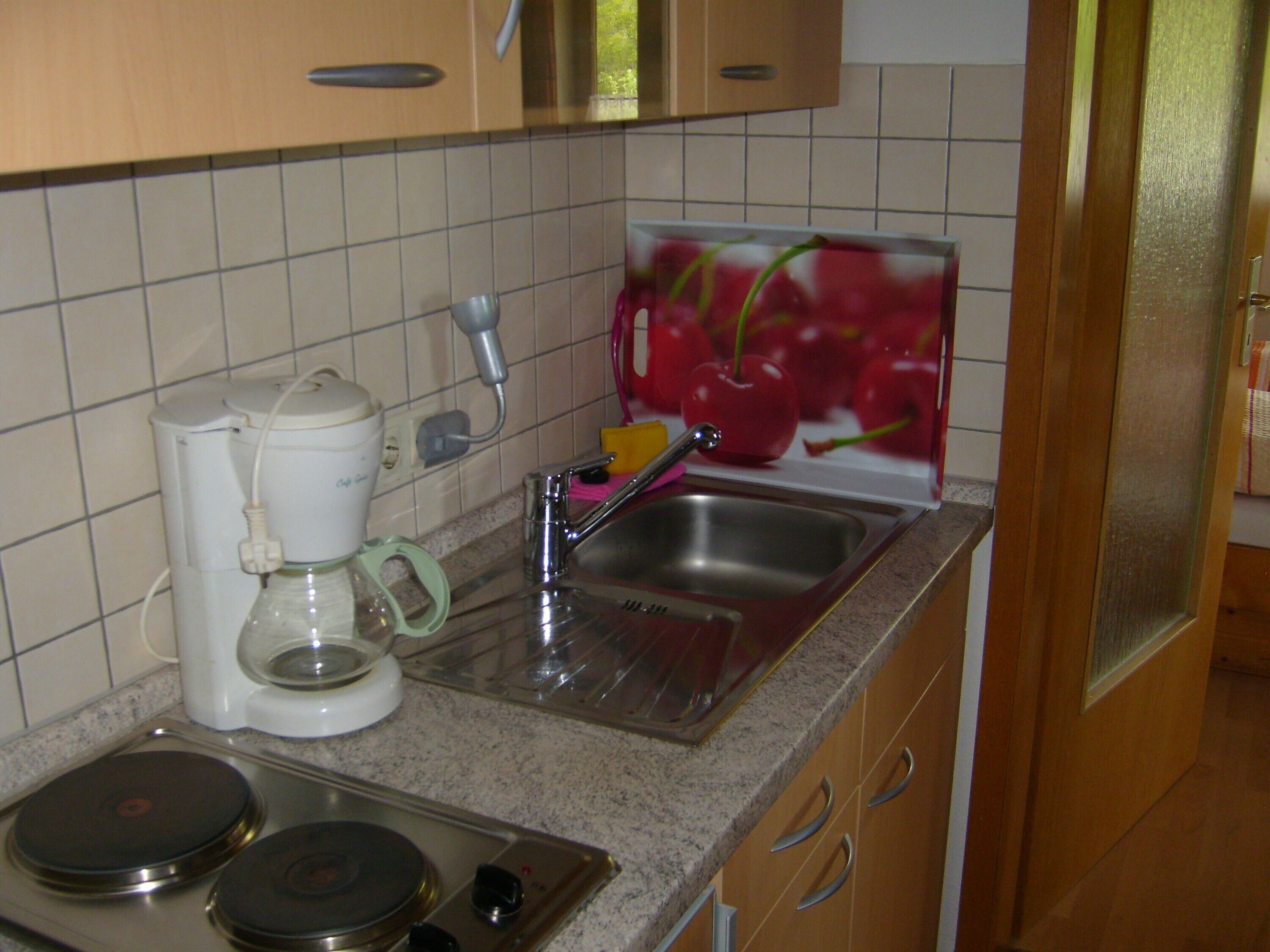 Refrigerador, parrilla de estufa, cafetera y tetera y tetera eléctrica 