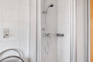 Een douche, een haardroger, handdoeken