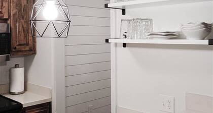 Cozy One Bedroom Near Downtown Shawnee. Perfect for Mid-term Stays.