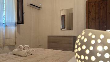 1 habitación, tabla de planchar con plancha y cuna de viaje