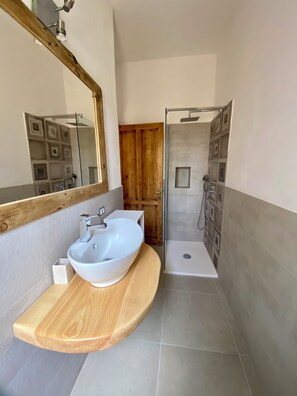 Shower, hair dryer, bidet, towels - Private Garden & BBQ | Relaxation in La Caletta for 4 (Siniscola)