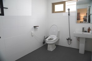 Bathroom - 흰나무집Whitetreehouse/city center/cozy/max 6/family/books (Gwangju)