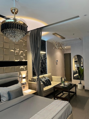 Business-Apartment, Stadtblick | Schreibtisch, laptopgeeigneter Arbeitsplatz, kostenloses WLAN
