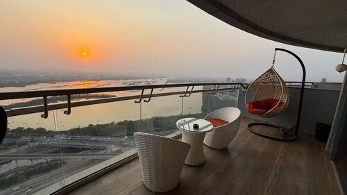 41 Floor River View - TheRoomeraStay