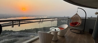 41 Floor River View - TheRoomeraStay