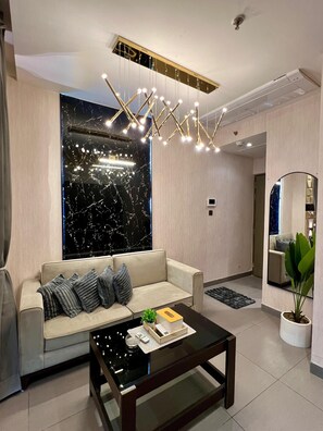 비즈니스 아파트, 시내 전망 | 거실 공간