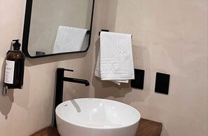 Douche, serviettes fournies, savon, papier toilette