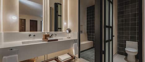 Standard Room | Bathroom | Hair dryer, towels, soap, shampoo