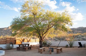 Outdoor dining - Secluded desert retreat with pool and hot tub, National Park trail access (Joshua Tree)