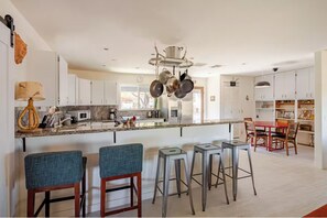 Fridge, microwave, oven, stovetop - Secluded desert retreat with pool and hot tub, National Park trail access (Joshua Tree)