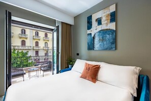 Suíte júnior, sacada, vista para a cidade | Cofres nos quartos, espaço de trabalho para notebook, cortinas blackout