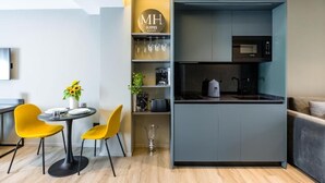 Junior Suite, 1 Queen Bed with Sofa bed, City View 105 | Private kitchen | Coffee/tea maker, mini-fridge - MH SUITES PLEBISCITO (Naples)