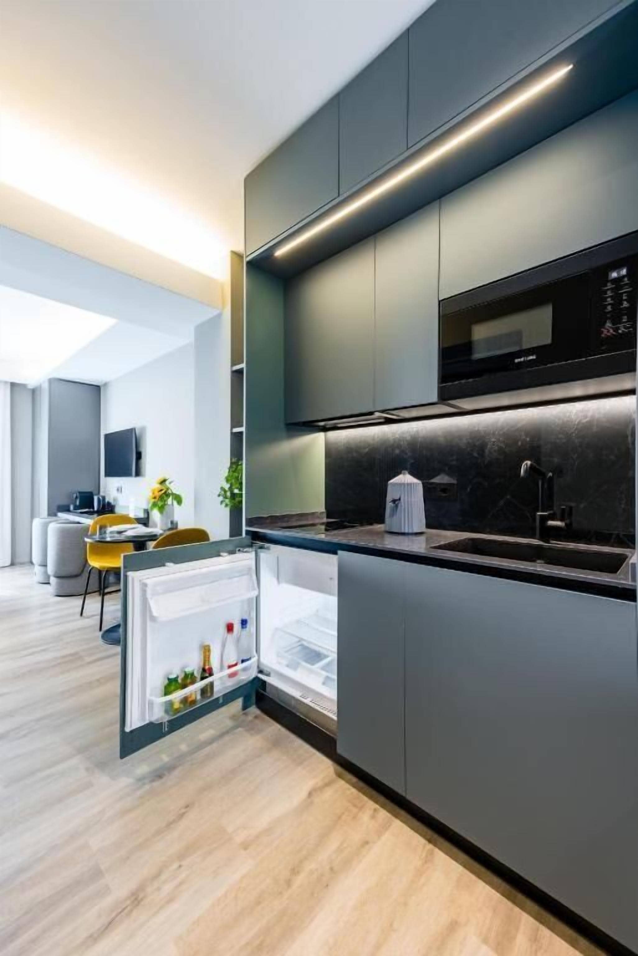 Junior Suite, 1 Queen Bed with Sofa bed, City View | Private kitchen