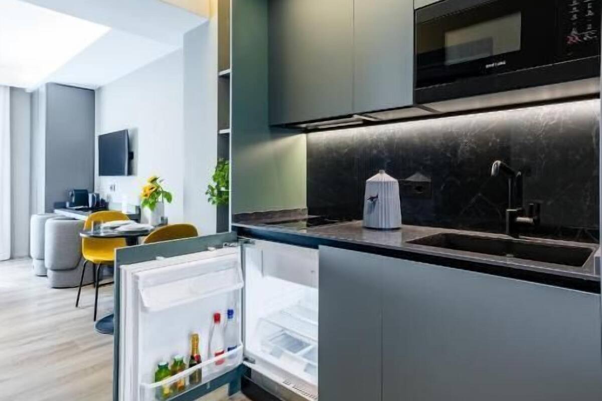 Junior Suite, 1 Queen Bed with Sofa bed, City View | Private kitchen