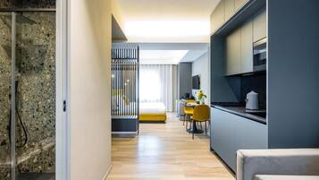 Caja fuerte, espacio para trabajar con un portátil, cortinas opacas