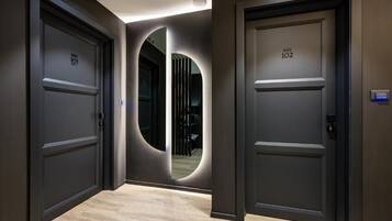 Phòng đôi Deluxe, ban công, quang cảnh sân vườn | Két bảo mật tại phòng, khu vực làm việc phù hợp cho laptop