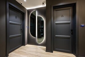 Doppia Deluxe, balcone, vista cortile | Una cassaforte in camera, postazione laptop, tende oscuranti