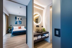 Suite Junior, balcon, vue sur la ville | Salle de bain | Articles de toilette (gratuits), séchoir à cheveux, peignoirs