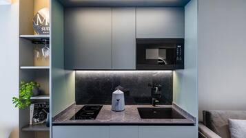 Deluxe-Doppelzimmer, Balkon, Blick auf den Innenhof | Eigene KĂŒche