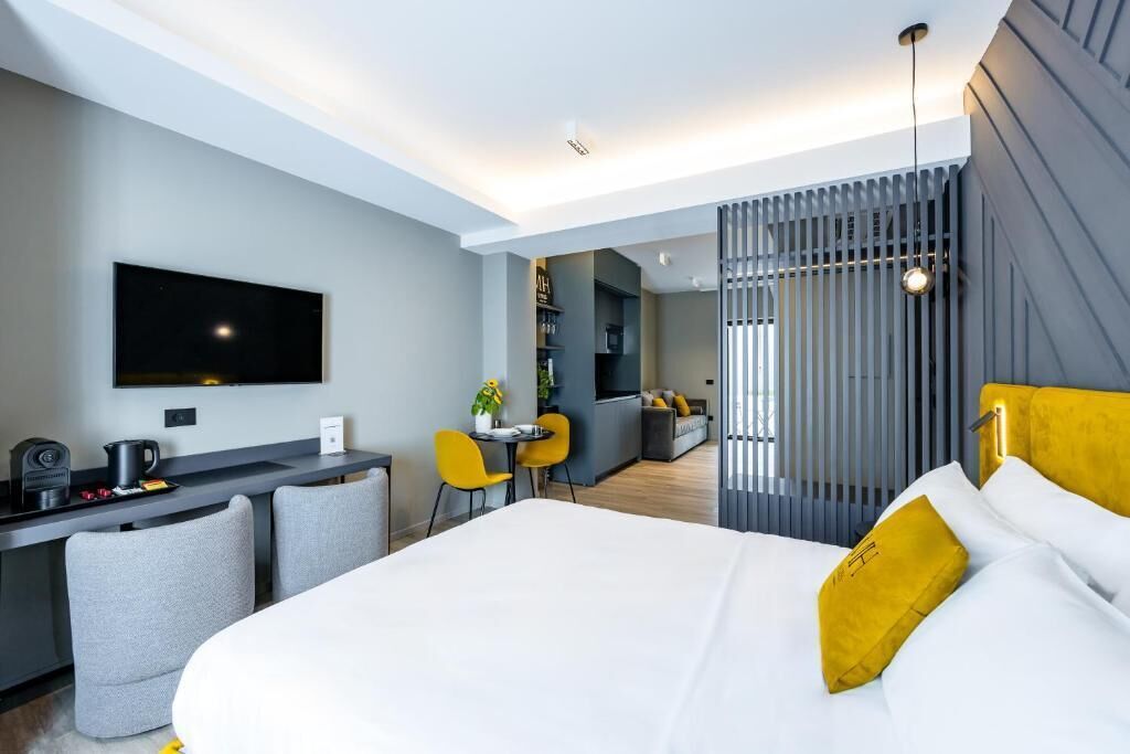 Junior Suite, 1 Queen Bed with Sofa bed, City View