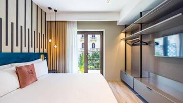 Suite – junior, balkong, byutsikt | Safe på rommet, skrivebord for bærbar PC og blendingsgardiner