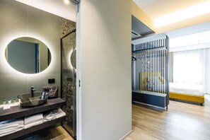Deluxe Double Room, Balcony, Courtyard View | Bathroom | Free toiletries, hair dryer, slippers, towels - MH SUITES PLEBISCITO (Napoli)