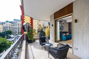 جناح جونيور - بشرفة - منظر للمدينة | إطلالة الغرفة