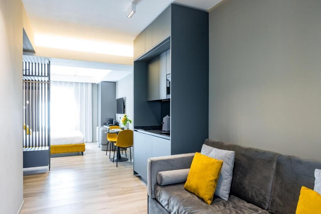 Värdeförvaringsskåp på rummet och arbetsyta för laptop