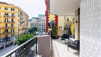 Suite junior, balcón, vistas a la ciudad | Jardines del alojamiento